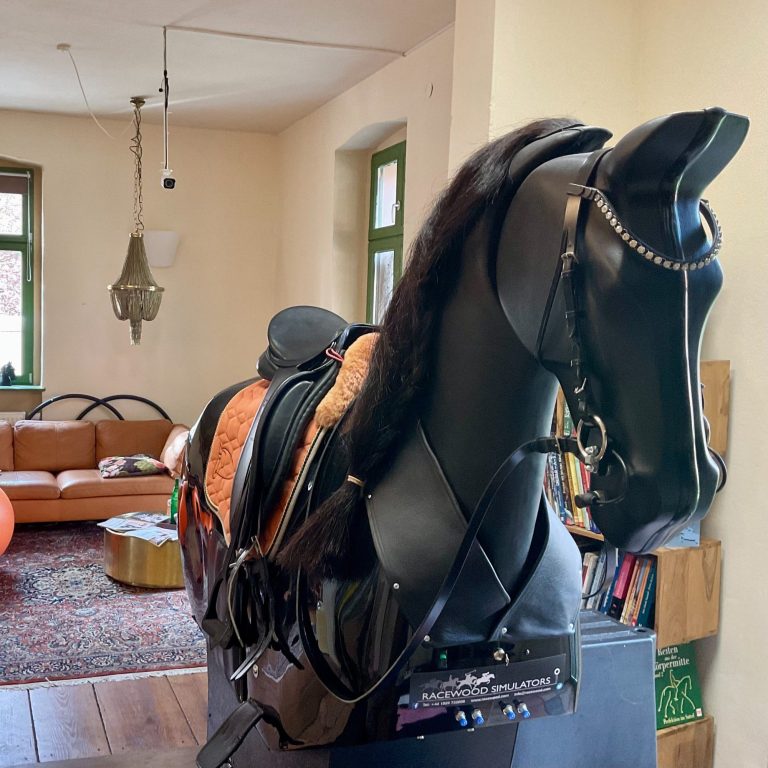 Junge Frau mit lässigem Outfit und freundlichem Lächeln in einer Schule.